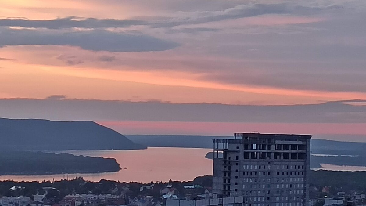 Вид на Волгу и Жигулевские горы из окна высотки. (без фильтров)