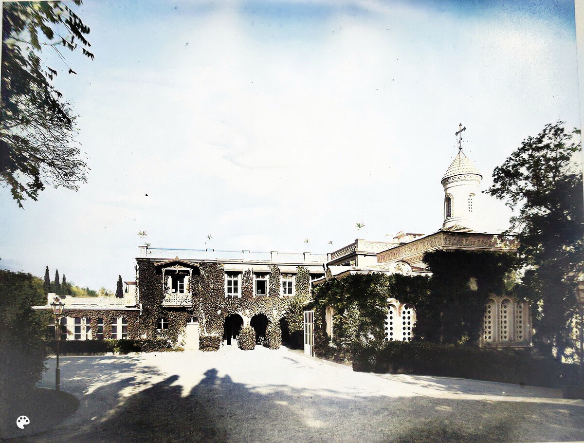 Фасад Большого Императорского дворца (архитектор И.А.Монигетти, 1862-1863 гг.) справа - церковь Воздвижения Креста Господня. Ливадия