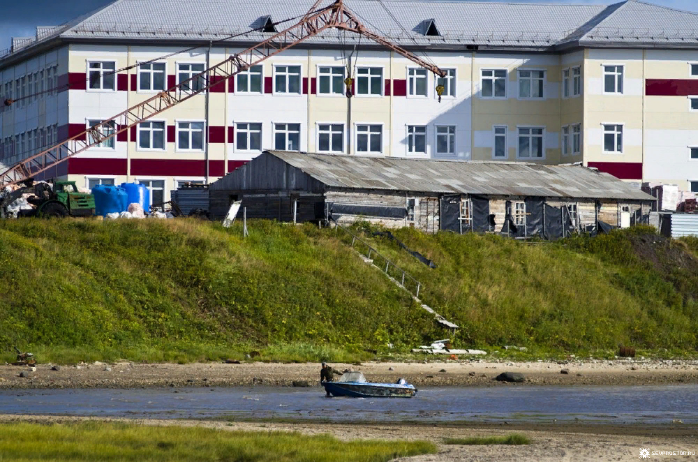 Школа в селе Индига, тут учатся и живут дети местных жителей, а также кочующих по ближайшей тундре оленеводов