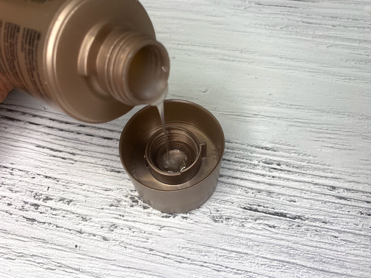 Консистенция шампуня гелеобразная.