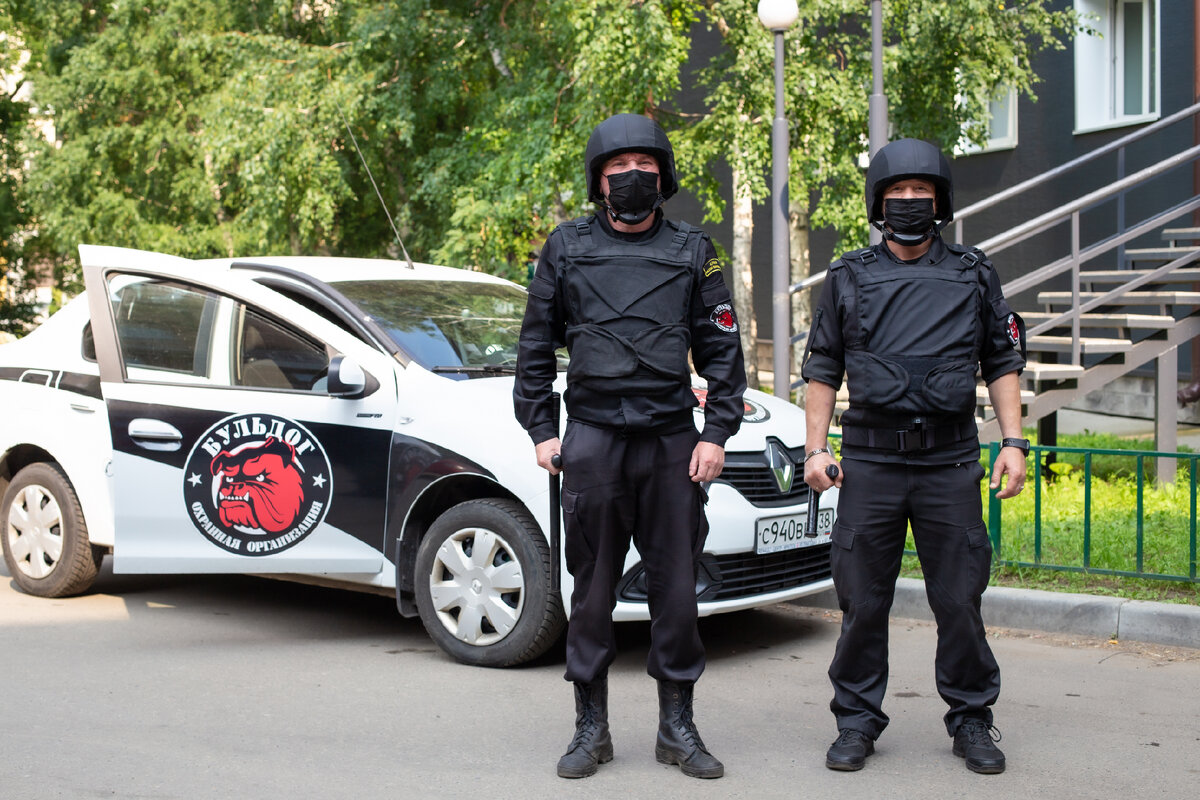 Охранник 17 год. Полиция Киева. Охрана бульдог. Полиция Чехии. Киевская полиция.