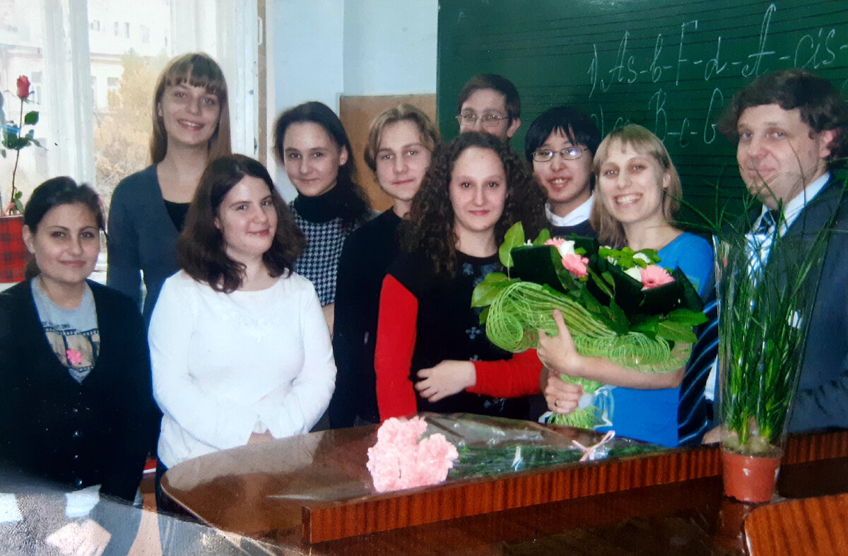 18 октября 2009. Здесь мне ровно 30: с супругом Алексеем, в кругу студентов-теоретиков, будущих выпускников 2012 года. И это далеко не первый мой выпуск!