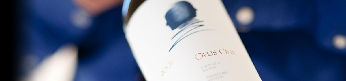 Opus One – это совместный проект двух выдающихся личностей в мире вина, Baron Philippe de Rothschild, и Robert Mondavi, на основе сорта Каберне Совиньон, в ассамбляже с другими бордосскими сортами.