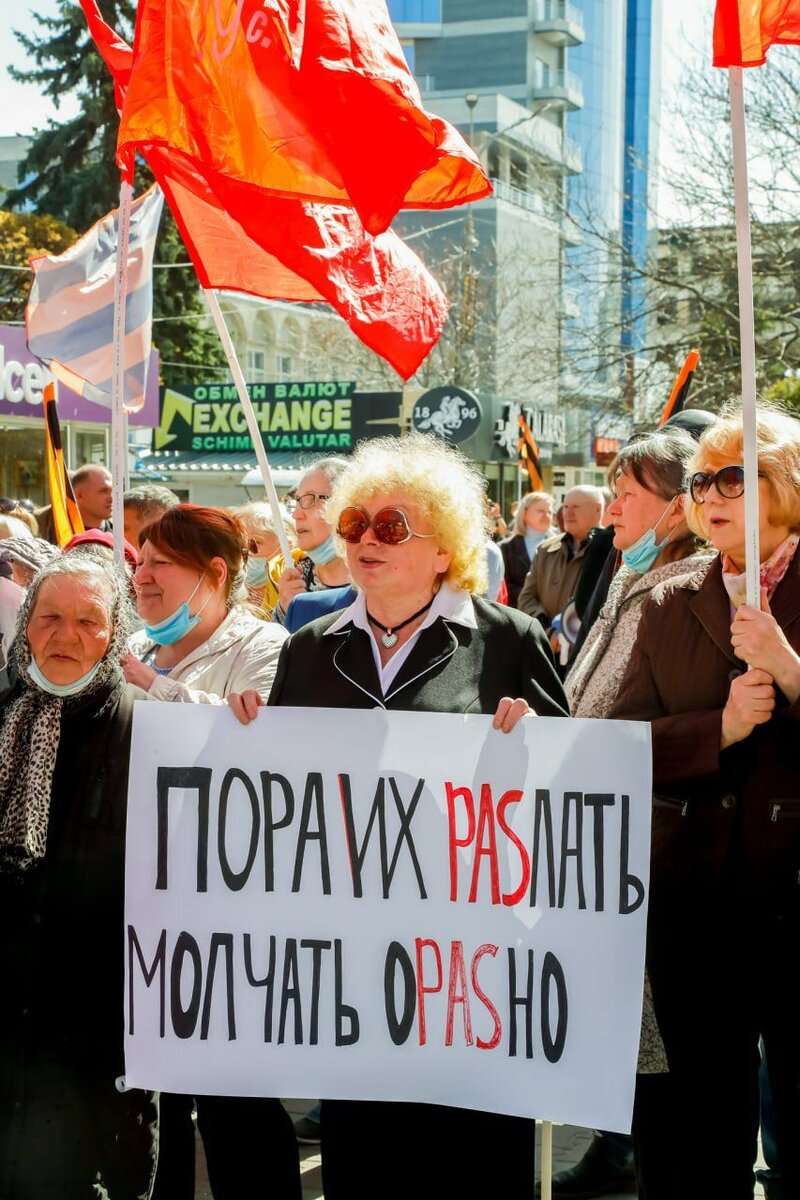 Плакаты на митинге в Бельцах говорят красноречиво. Участники скандировали: «Позор», «Народ превыше всего», «Фашизм не пройдет» и пели песни военных лет. 