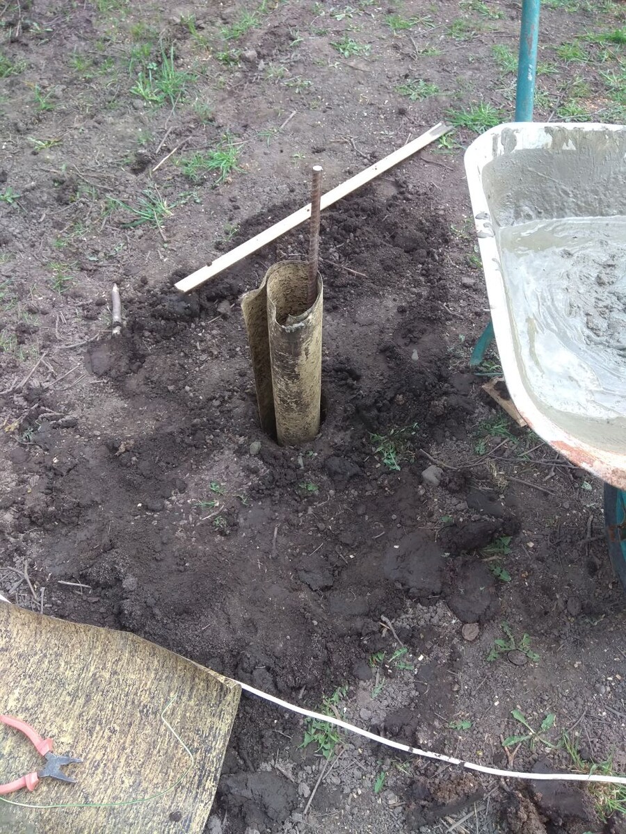 Мотобуром насверлили"дырок" и залили бетоном чтобы поднять выше земли использовали рубероид в центр поставили металлический прут.