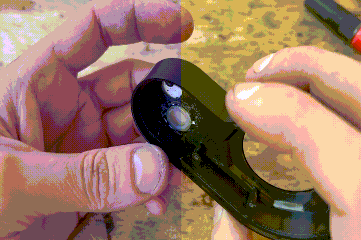 Кнопка прожимается, но не проваливается.