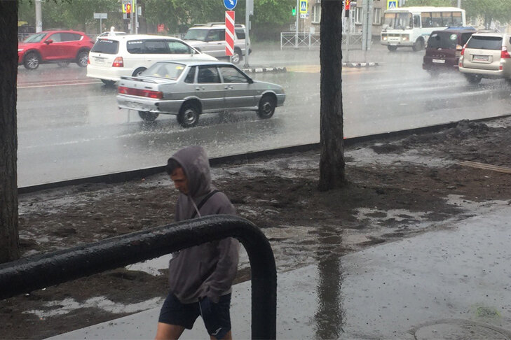    Горожане вымокли до нитки. Фото VN.ru