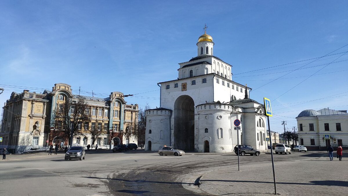 История. Перед штурмом Владимира в 1238 году горожане спрятали многие ценные реликвии, в их числе — золочёные створки Золотых ворот, которые были, по преданию, утоплены в Клязьме. Они не найдены до сих пор и внесены в реестры ЮНЕСКО как утраченные шедевры. В 70-х годах XX века некая корпорация из Японии предложила расчистить дно реки Клязьмы, расширить её русло. Работать японцы были готовы при одном условии: чтобы им отдали всё, что будет обнаружено на дне реки. Предложение не было принято. Впрочем, согласно другим версиям предания, золочёные створки были спрятаны в неком тайнике в городе.