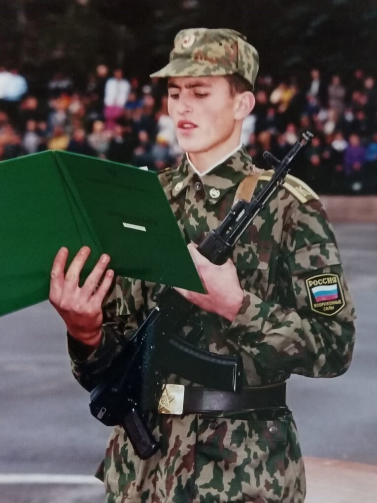 Курсант I курса Андраник Гаспарян принимает военную присягу - 2001 г.