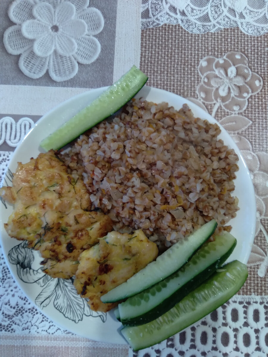 Гречка с куриными лаптями и свежий огурчик.