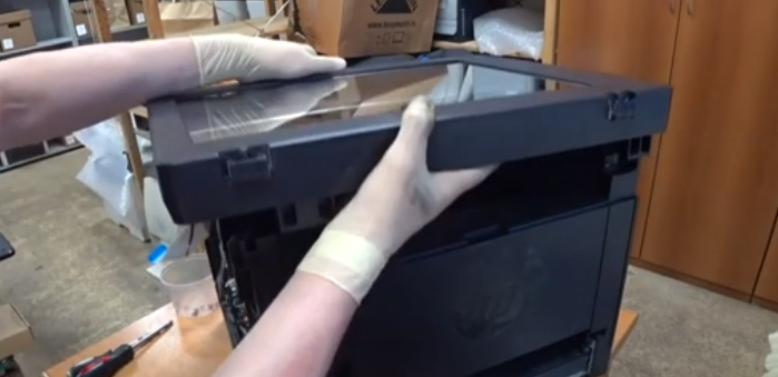 Поднимаем вверх и снимаем его