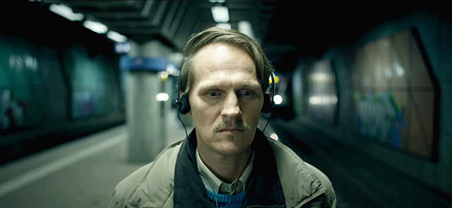 Кадр из фильма Aloys. Режиссер: Тобиас Нолл. Оператор: Симон Ги Фесслер. Производство: ARTE LLC, Bundesamt für Kultur (EDI), Centre National de la Cinématographie (CNC), Filmstiftung Zürich, hugofilm, Institut Français, L'Aide aux Cinémas du Monde, Ministère des Affaires Étrangères, Petit Film, Programme MEDIA de la Communauté Européenne, SRF Swiss Radio and Television, SRG SSR idée suisse, Succés Passage Antenne, Succes Cinema, Suissimage