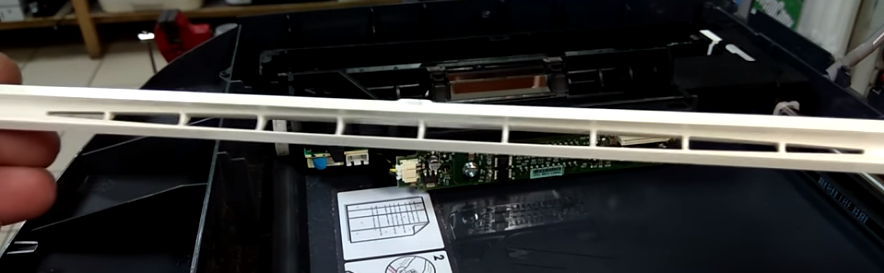 Такой же ширины и длины, как калибровочная полоска под стеклом. 