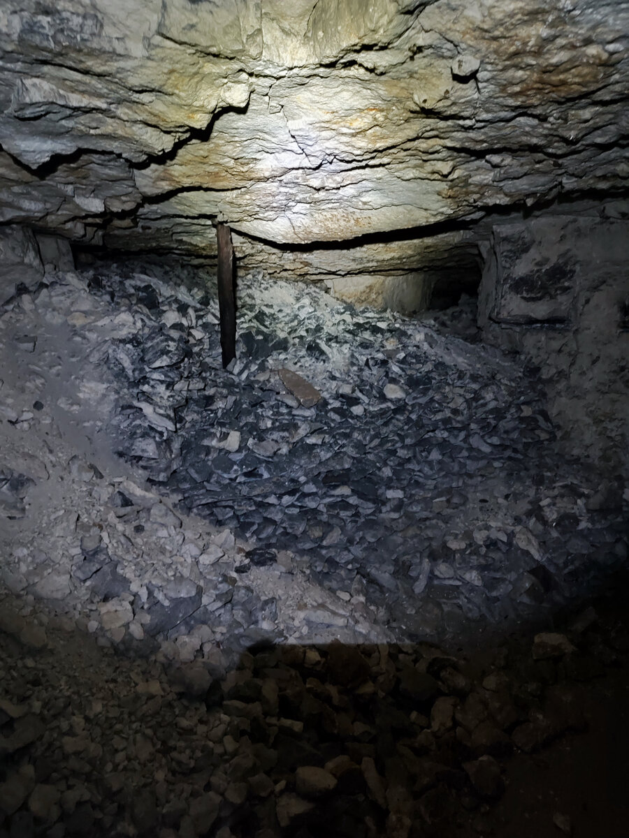 Кругом мелкий камень, кое-где обгорелый, сложенный в округ колонн-подпорок. 