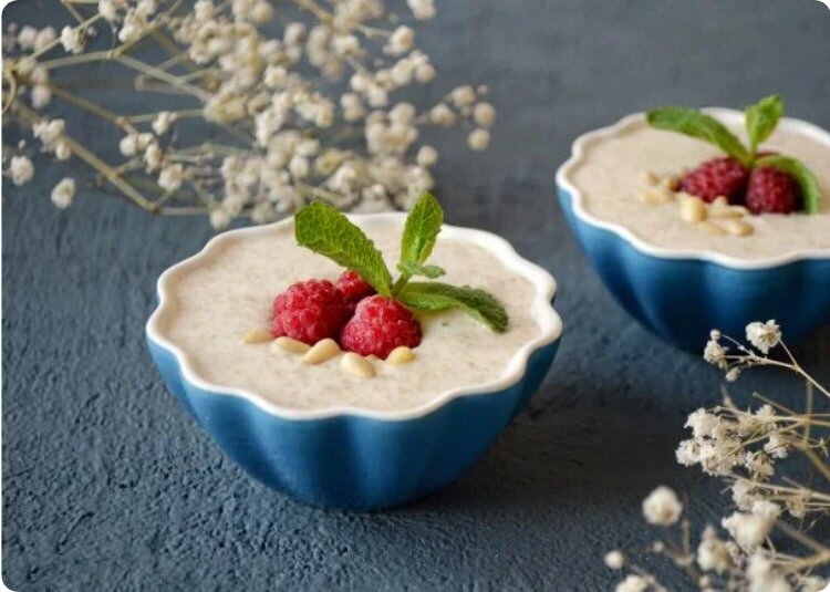 Украшение сверху по вкусу, по сезону, наличию продуктов в холодильнике. 