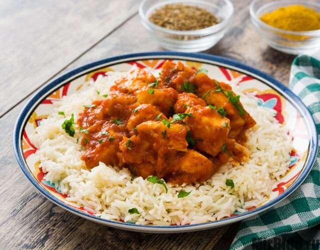 Если вы предпочитаете не тратить много времени на приготовление еды, то рецепт курицы карри для вас! Подавать это блюдо с рисом, лепешками и нарезанной кинзой. 
