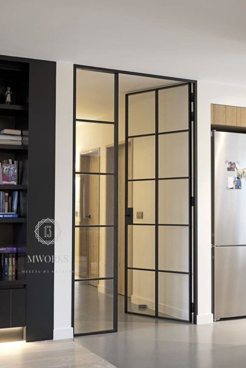 Перегородка межкомнатная из металла со стеклянной вставкой. 