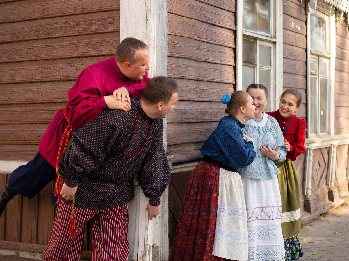 Ансамбль "Пташица" в народных костюмах Сибирского региона