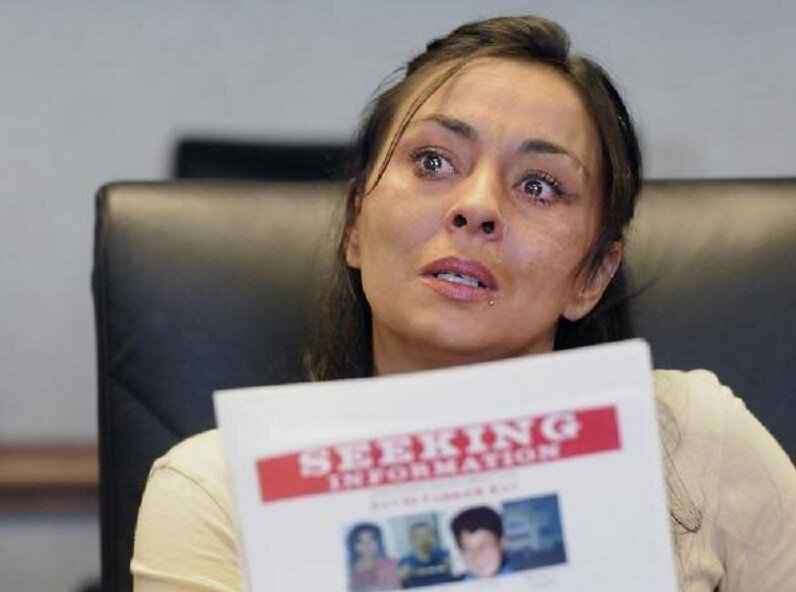 Синтия Виджил даёт показания на суде.