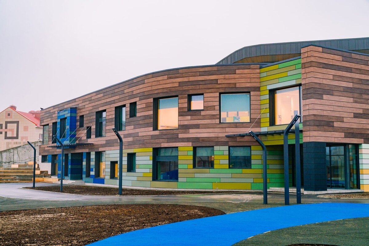 
Здание детского сада выглядит необычно и снаружи, и изнутри. Источник: Белоярский информационный центр «Квадрат»