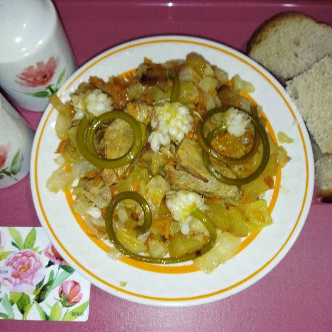 Овощное рагу с капустой. Свинина кабачки капуста. Капуста тушеная с морковью. Тушёная капуста с картошкой и курицей. Овощное рагу с кабачками капустой.