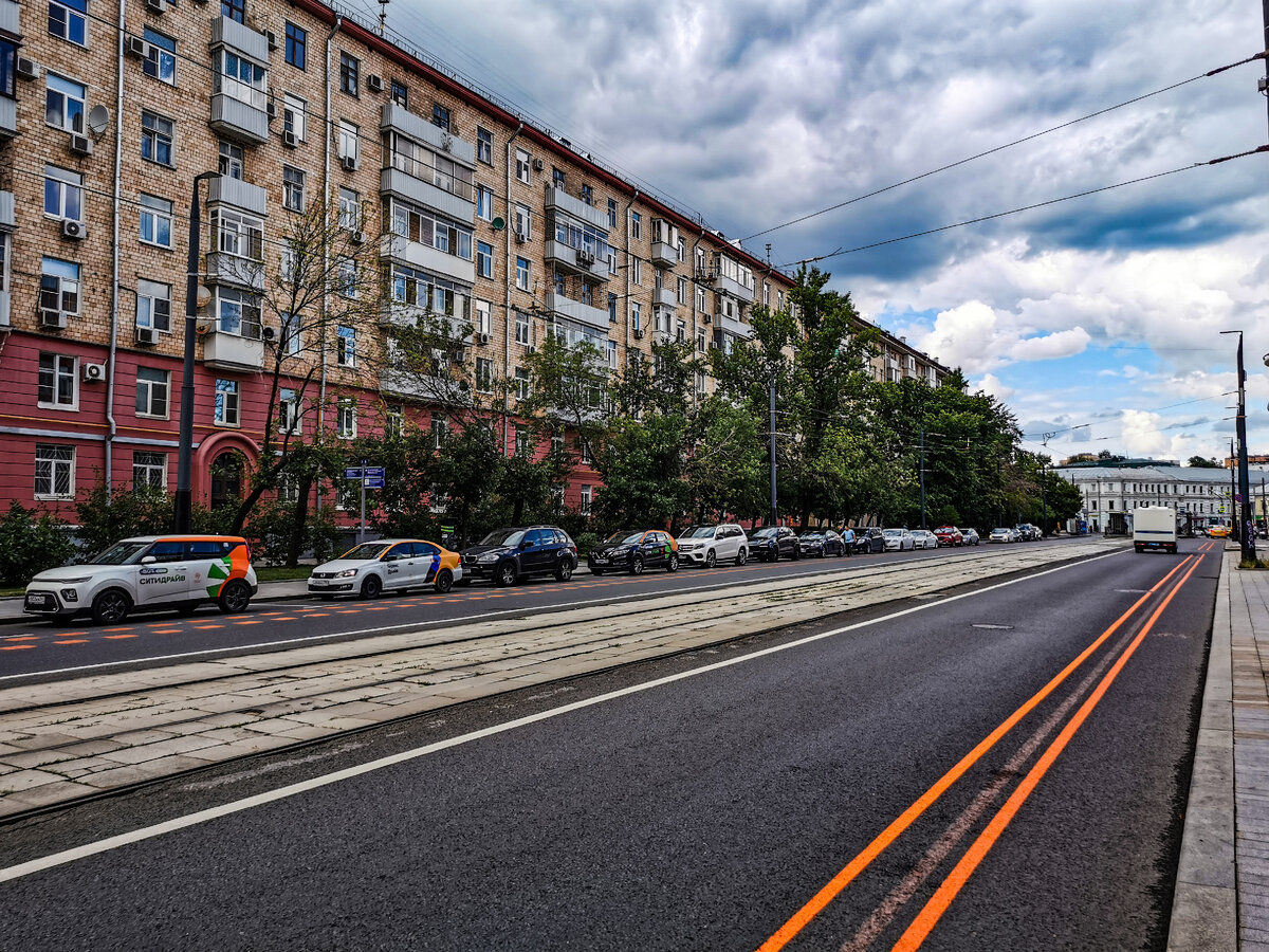 Лесная улица, вдали виднеется перекресток с Новослободской улицей. А за жилым домом находится Бутырка.