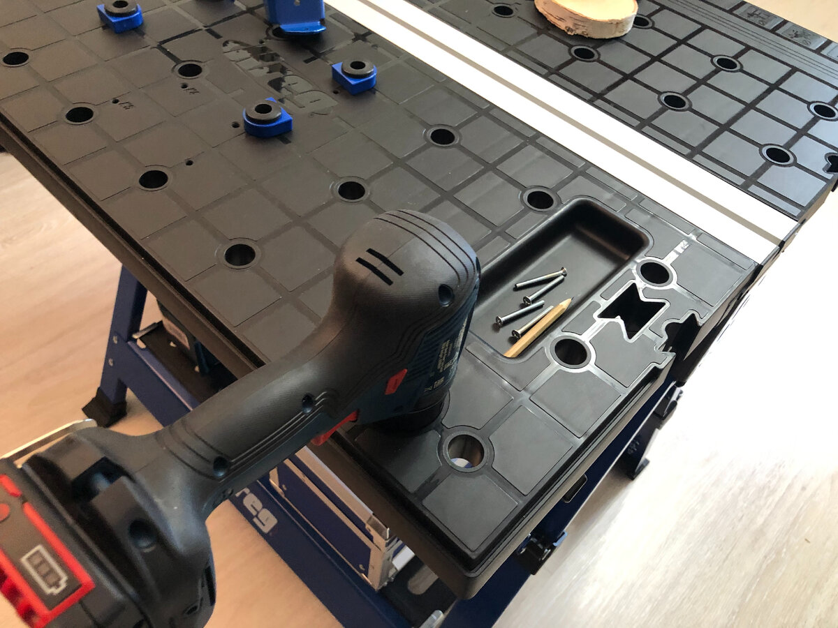 Кстати, на этом фото один из самых устойчивых складных верстаков из всех, которые видел. Фото автора