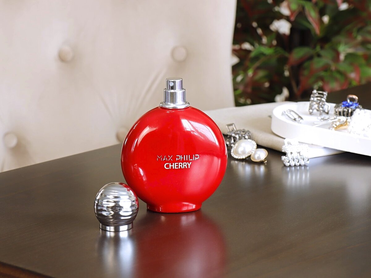 Сам флакон яркого насыщенного вишневого цвета