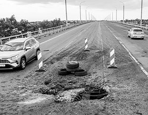 «Сейчас ВСУ пытаются разрушить мост, а затем, скорее всего, начнут наносить удары по Каховской дамбе», – заявил газете ВЗГЛЯД военный эксперт Борис Рожин, комментируя ночные попытки украинских военных обстрелять Антоновский мост в Херсонской области. Позже стало известно, что ПВО сбила 12 украинских ракет, которыми планировалось поразить мост.