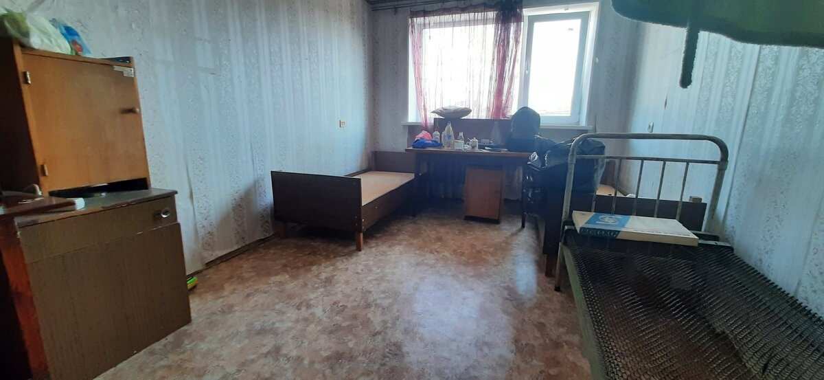 Комната в общежитии СевГУ. Здесь хорошо видно как изменился пол с линолеумом.