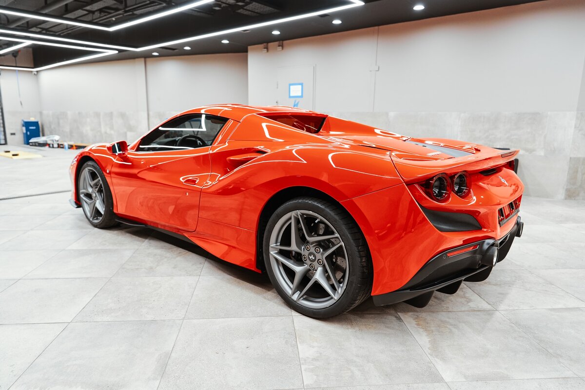 Превращение чёрного Ferrari в красный путём оклейки виниловой и полиуретановой плёнкой в детейлинг - центре Carleone