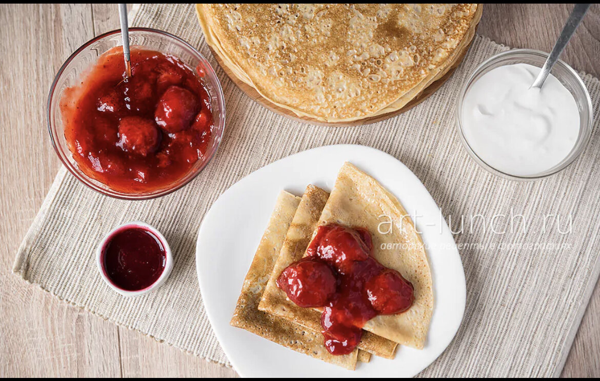 Не стану тут долго расписывать, что же такое блины, думаю, вы и так все знаете. Блины бывают дрожжевые и бездрожжевые, мы будем готовить простые бездрожжевые блины на молоке. У меня вопрос лишь в том, как правильно их назвать, блины или всё же блинчики, если речь идёт именно о тонких блинах. Я всегда считала, что блин — это тонко пожаренное тесто на сковороде, а блинчик — это блин, в который завернули начинку. Однако покопавшись в истории этого блюда, я склоняюсь к тому, что мы всё же приготовим с вами сегодня тонкие блинчики на молоке. Потому как традиционные русские блины пеклись из густого дрожжевого теста и были довольно толстые. Тонкие же блины пришли к нам из Франции, и стали называться блинчиками, они могут быть как с начинкой, так и без неё, ведь только в тонкий блинчик вы сможете завернуть начинку. И хотя со словом, вроде, всё понятно, я иногда по-прежнему продолжаю называть тонкие блинчики — блинами.
А теперь непосредственно про рецепт. Когда речь заходит о тонких блинчиках, наверное, самый большой спор состоит в том, класть в тесто соду или разрыхлитель, или нет. Так вот, в пресное блинное тесто не кладутся никакие разрыхлители, блинчики получаются тонкие за счёт консистенции теста, а дырочки на них у вас получатся, если вы просто хорошо прогреете сковородку. Вообще, в этом рецепте я постараюсь рассказать вам о разных мелочах и тонкостях приготовления тонких блинчиков на молоке. Надеюсь, после этого у вас всё получится, ведь ничего сложного в этом нет.
Хочу заметить, что, если вы задумали сделать блинный торт, то данный рецептне очень подходит, здесь блиныполучаются хоть и тонкие, но довольно плотные, из них идеально делать блины с начинкой.