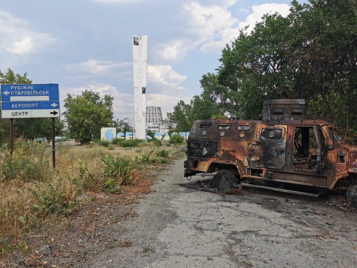Северодонецк в июле, сгоревшая техника еще лежит на улице
