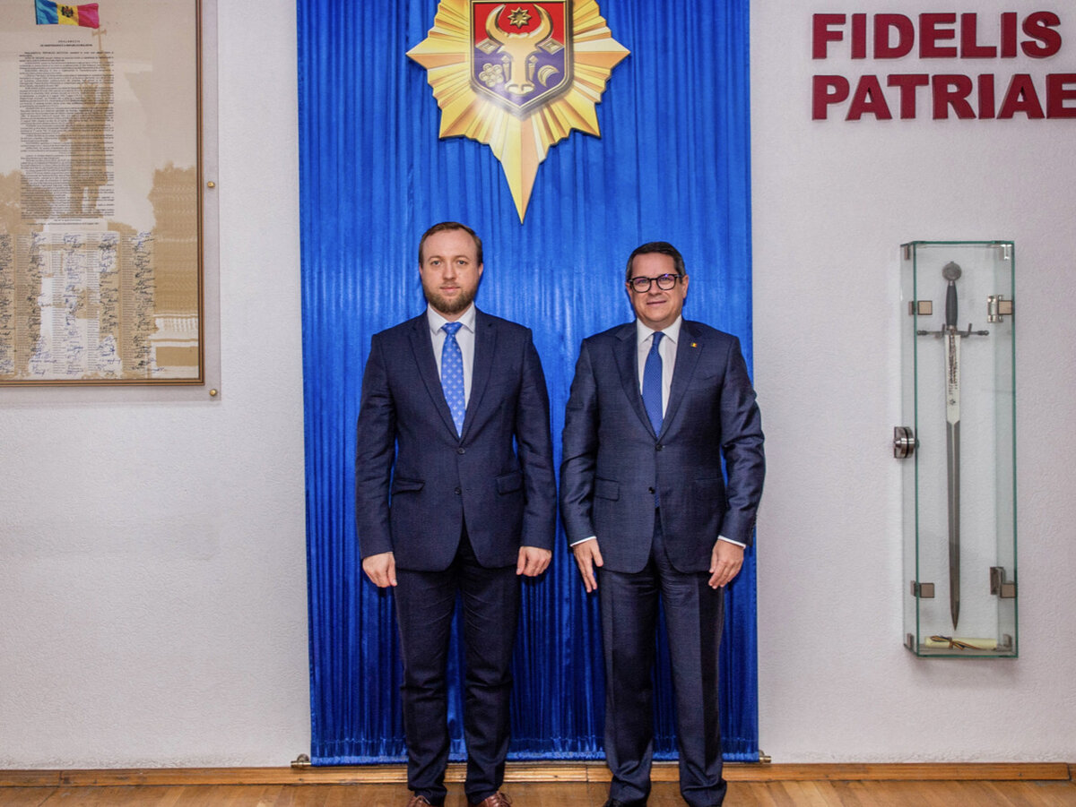 Директор Службы информации и безопасности (СИБ) Александр Мустяцэ  с главой Службы разведки Румынии Эдуардом Раулем Хельвигом