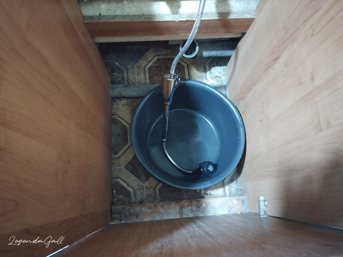 Смеситель пригодился только как заглушка к протекающей трубе....