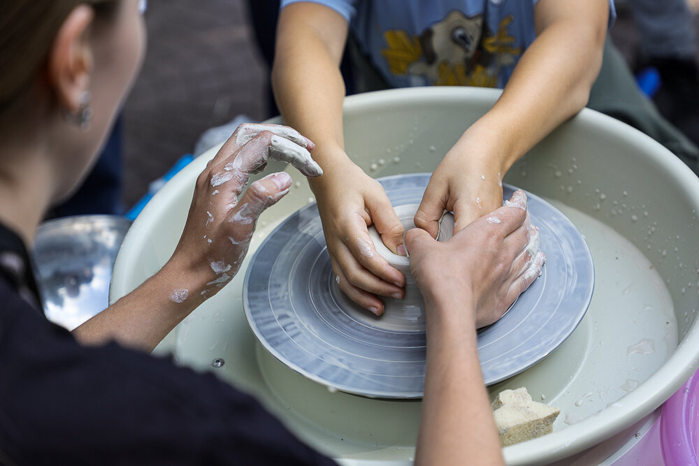 гончарная мастерская тепло магадан. гончарная мастерская гончарное дело. гончарная студия золотова алексея, ярославль. гончарная мастерская для детей. гончарный круг и гончар.