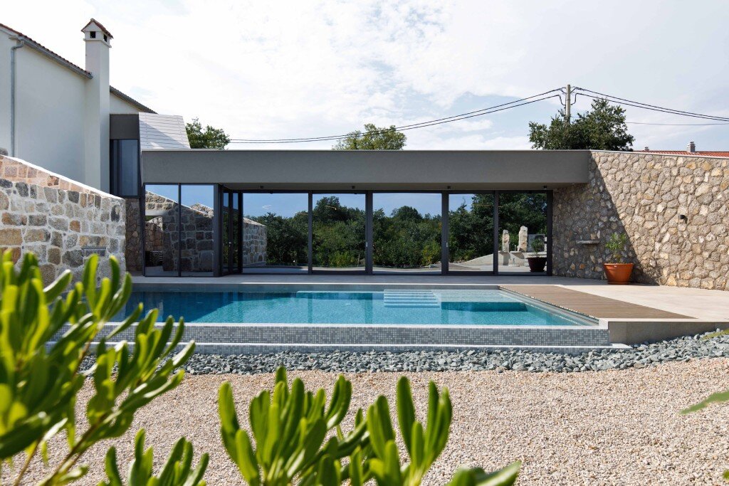 Версия Qarzite серии Realstone под камень серого оттенка