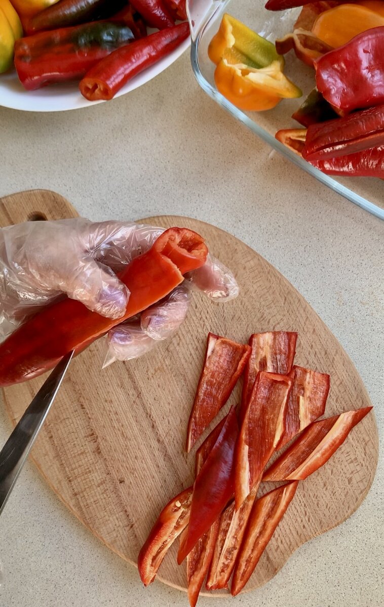 Фото автора. Подготовка перцев к закрутке. Нарезаем в произвольной форме.