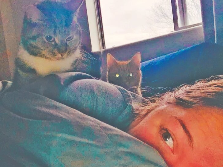 Натаааашааа, мой компас земной, ты вставать, мать, когда уже будешь?