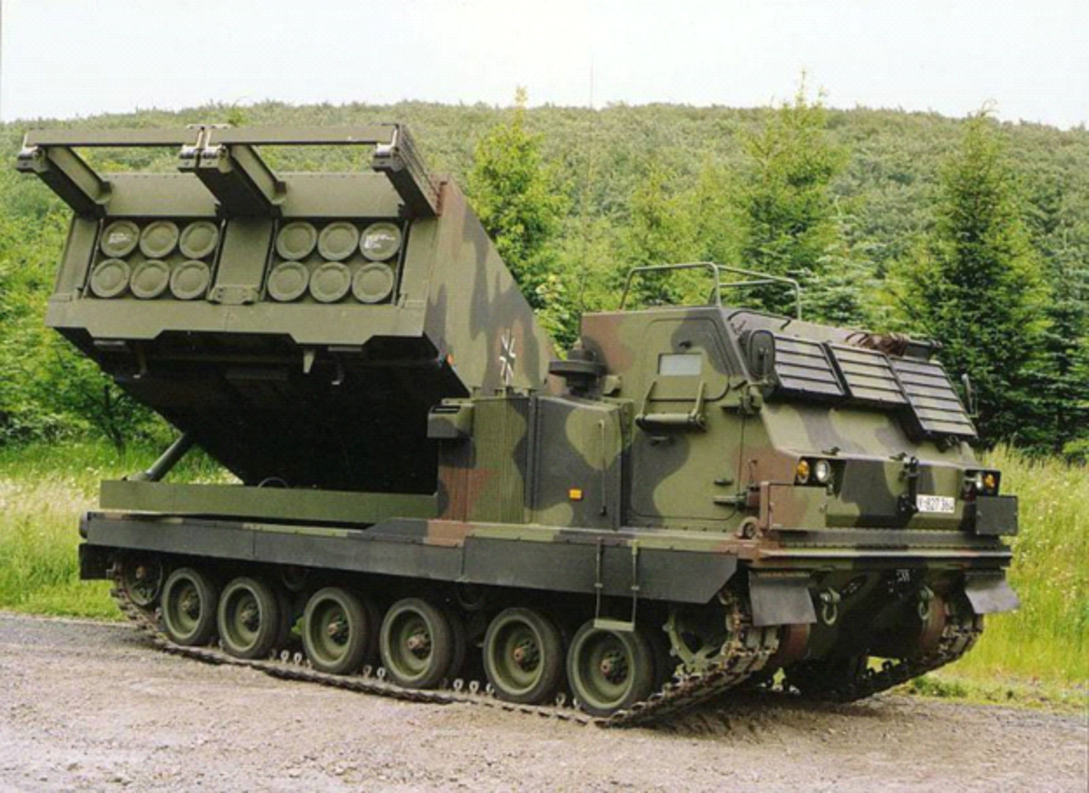 M установлена. РСЗО m270 MLRS. РСЗО США m270 MLRS. М270 МЛРС. Системы залпового огня m270 MLRS.