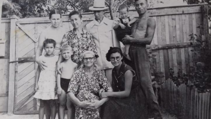 1957 год. Моя мама и ее свекровь, наша дорогая бабушка Надя в гостях у маминой родни в Ейске. Мама - справа сидит, рядом с ней - бабушка Надя. А вторая слева - бабушка Варя с дедушкой Колей. Бабушка Варя рукой обнимает своего сына, Сашу.