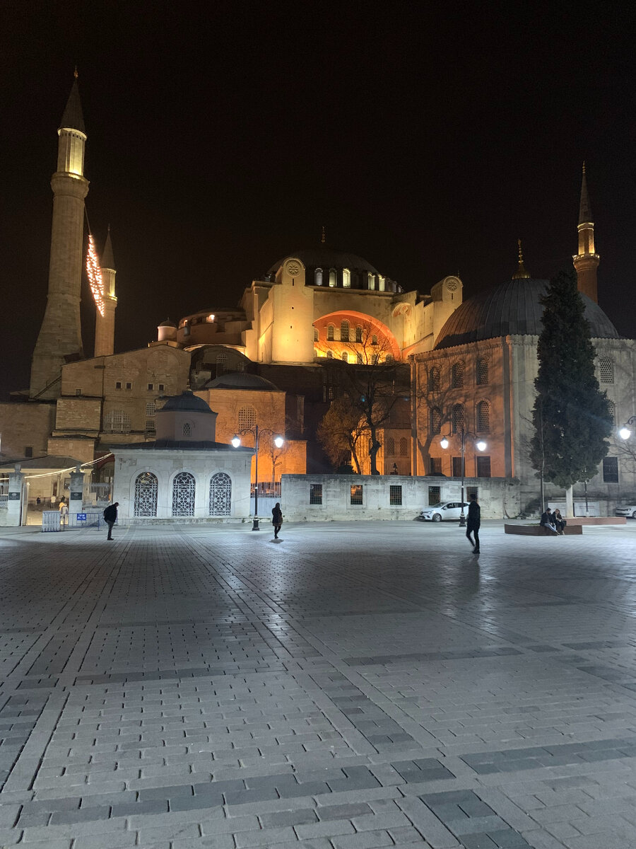 Ночью св. София выглядит очень таинственно 