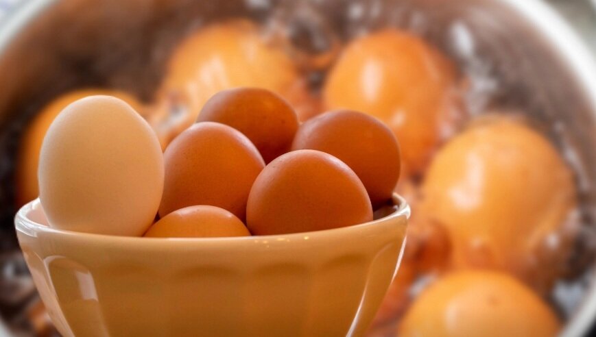 Никогда не выливайте воду после варки яиц: вот для чего она понадобится в быту Обязательно проверьте этот метод. Обычно после варки яиц,вода выливается  либо в раковину или в унитаз.
