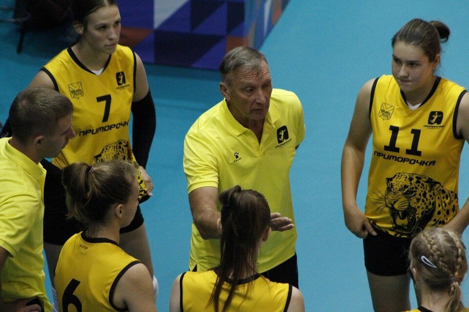     Спортсменки с тренером. Фото: ВК «Алтай» Барнаул