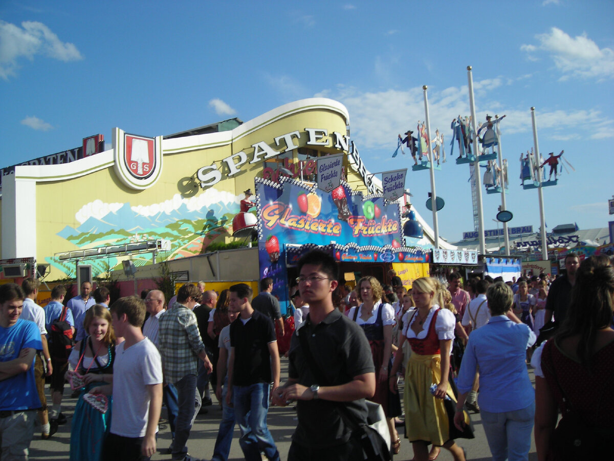 Октоберфест - очень напоминает парк аттракционов.