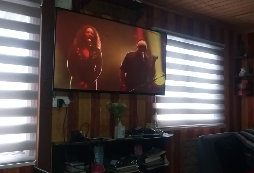 Так первый этаж выглядит сейчас. Свекор повесил жалюзи и покрасил стены в полоску.