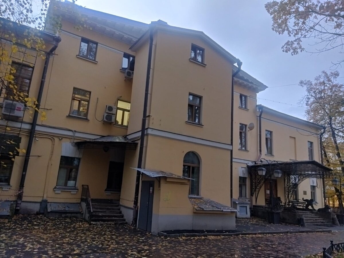 Главный корпус, выходящий фасадом на Садовое кольцо 