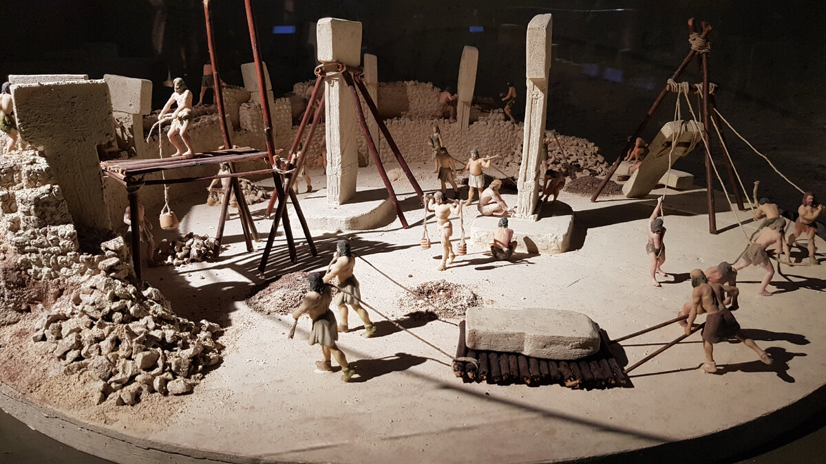 Модель Göbekli Tepe - древнейшего мегалитического сооружения в мире. Сам комплекс расположен в южной Анатолии, в 8 км от города Шанлыурфа.  
