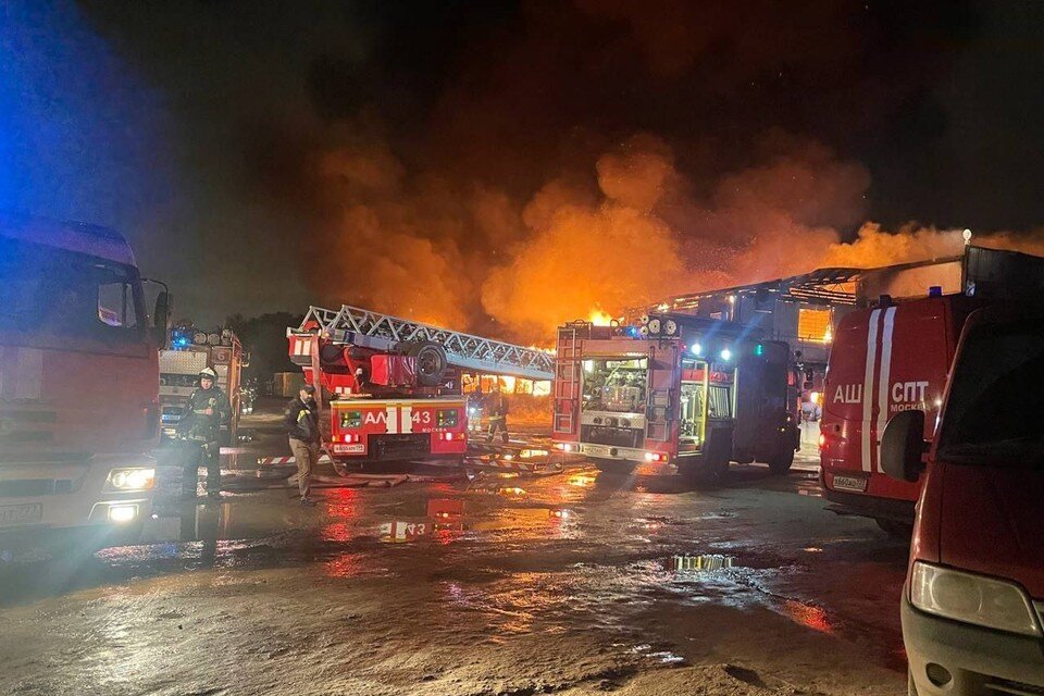     На текущий момент огонь охватил площадь около 300 квадратных метров. Фото: ГУ МЧС России по г. Москва