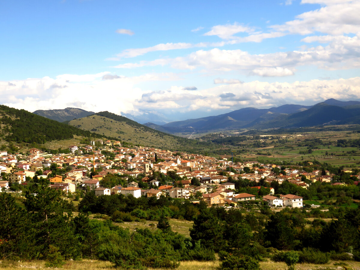 Поднимаясь по дороге к Гран Сассо очень хорошо видно всю панораму на город, от которой глаз не оторвать